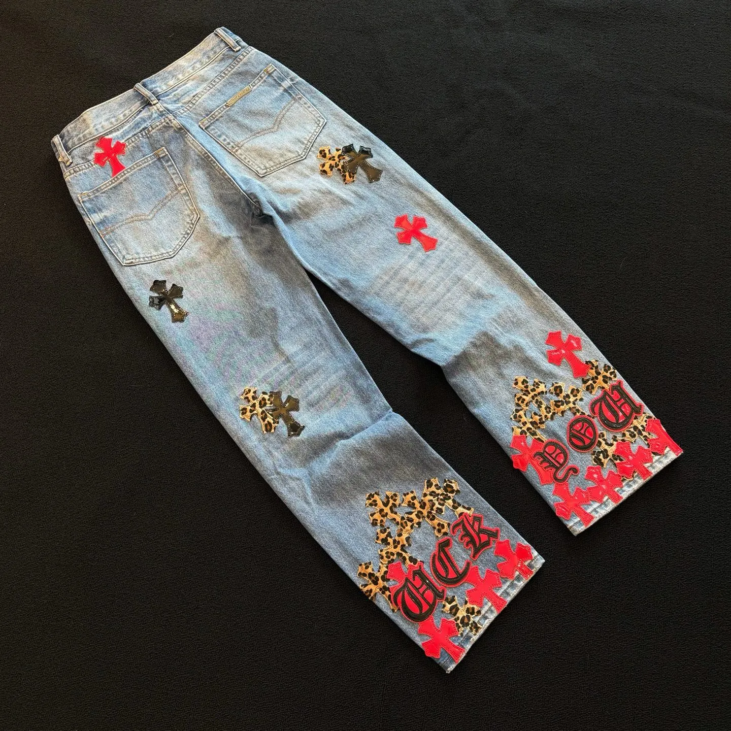 P300 style number: D383 Chrome hearts -CH Chrome hearts new mirrored red leather leopard print cross patch leather washed blue jeans SIZE #28 30 32 34 36 Size reference # Pants length 102 104 106 108 110 Waist 70 75 80 85 90 Hip 96 101 106 111 116